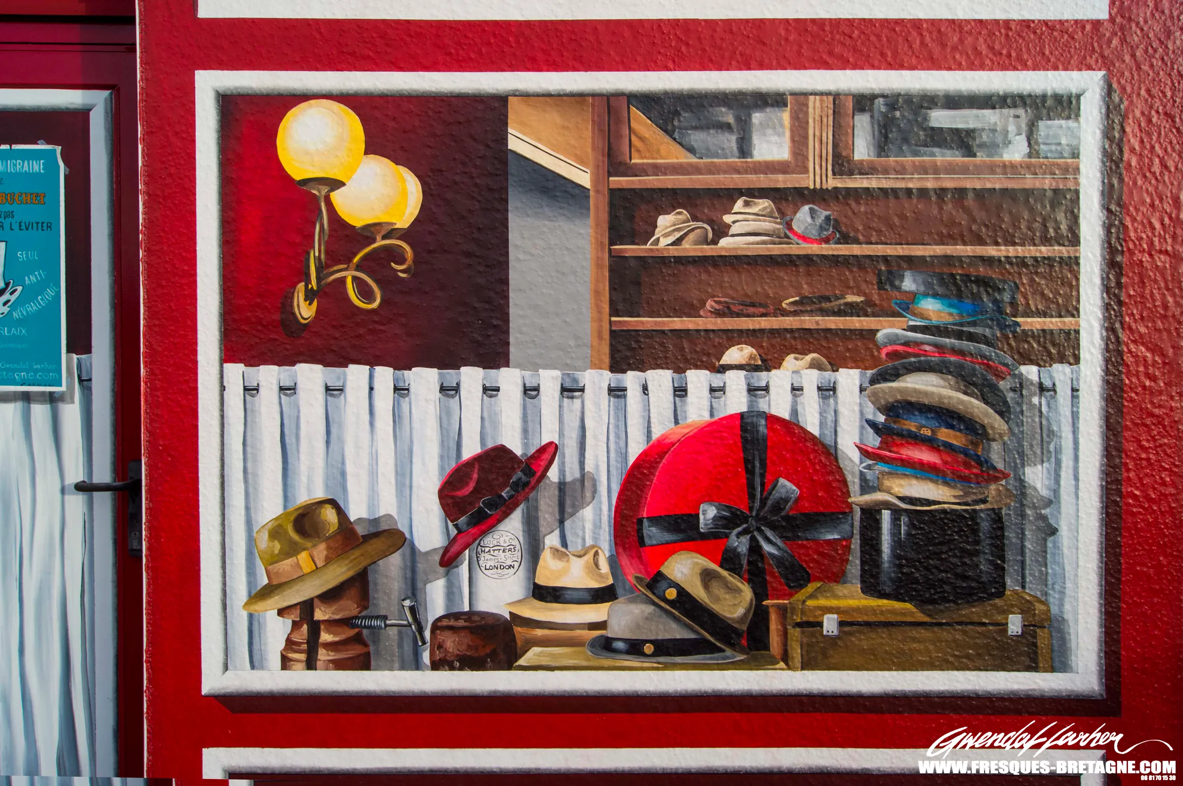 Détail du faux chapelier peint en trompe-l'œil : chapeaux, boîte à chapeau rouge et lampes à globes, Guerlesquin
